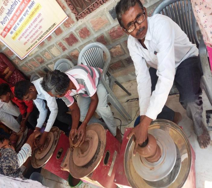 कुम्हार सशक्तिकरण योजना - विद्युत चालित चाक वितरण व आधुनिक पोट्री