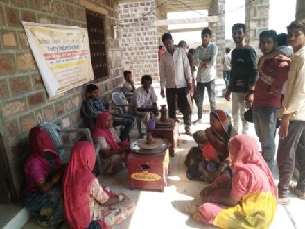 ग्रामीण कुम्हार बंधुओं द्वारा आधुनिक टेराकोटा बर्तन निर्माण अभ्यास