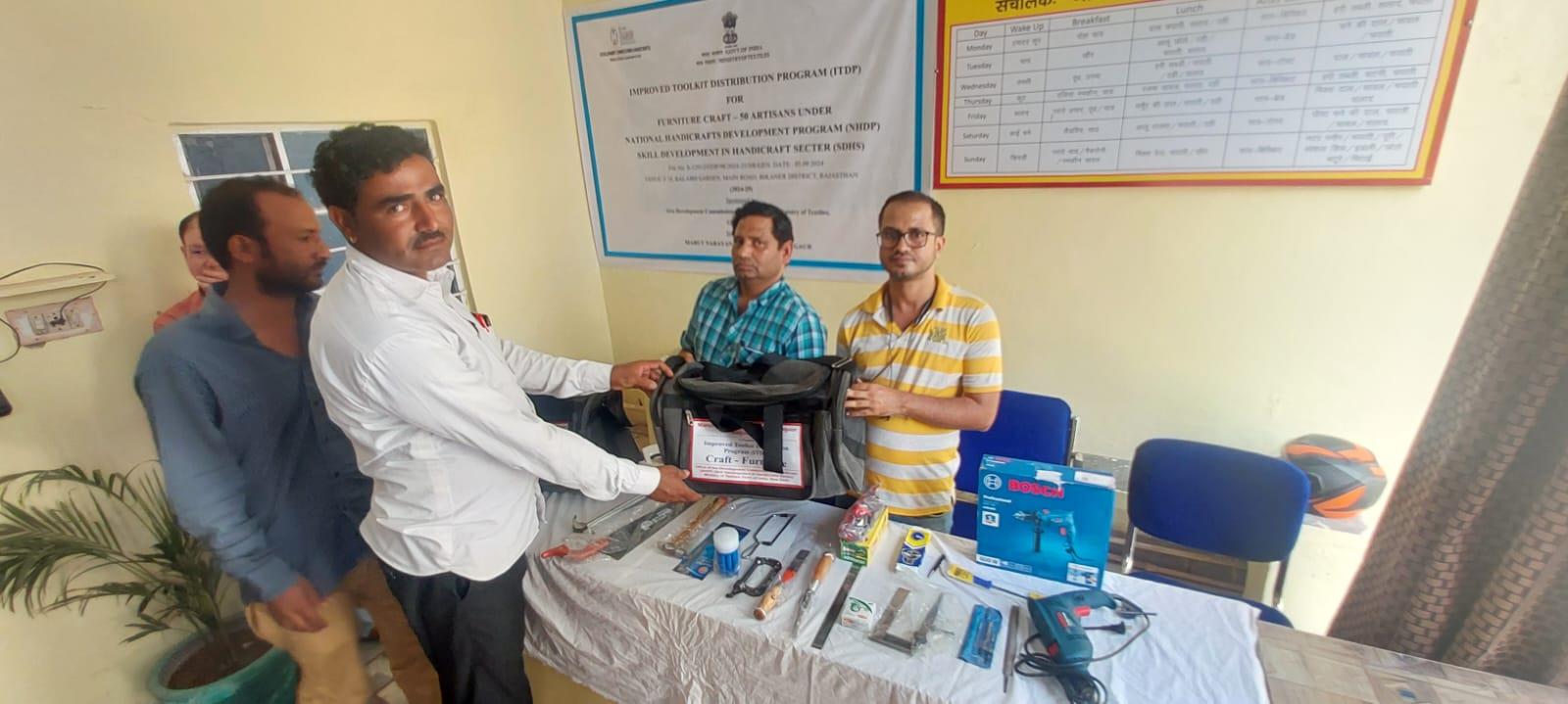 शिल्पकारों द्वारा टूलकिट उपकरणों एवं सुरक्षा मानकों का सत्यापन